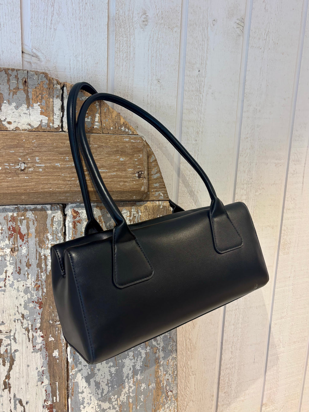 Sac à main noir à forme allongée
