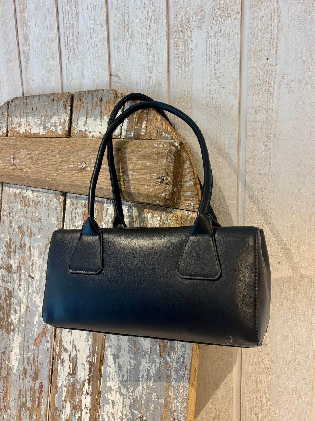 Sac à main noir à forme allongée