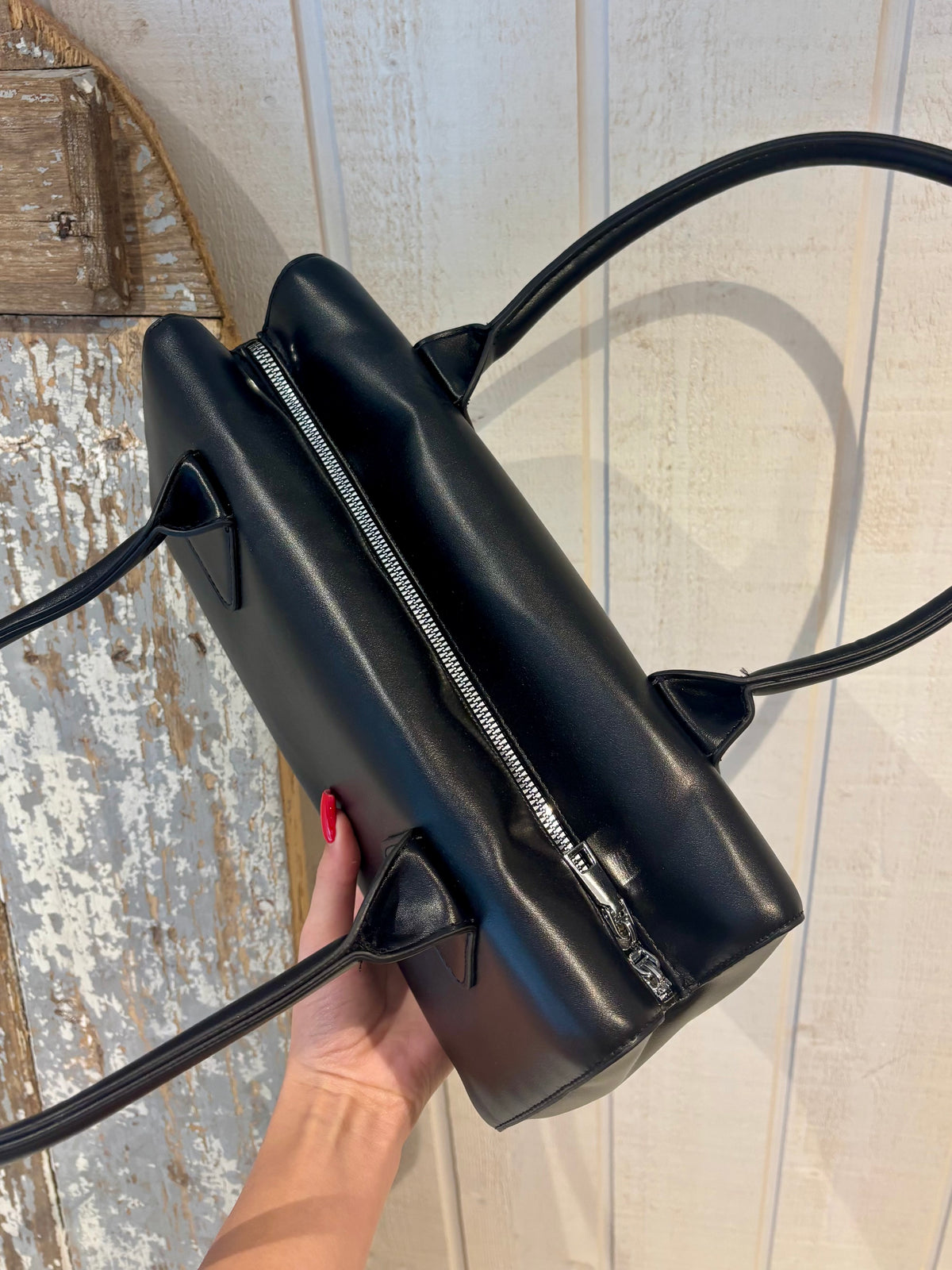 Sac à main noir à forme allongée