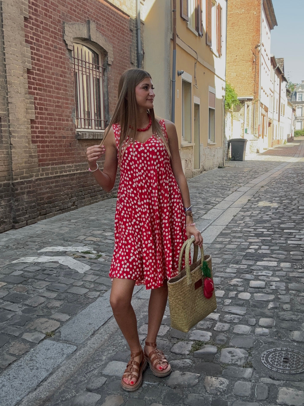 Robe Rouge à Pois Fleuris