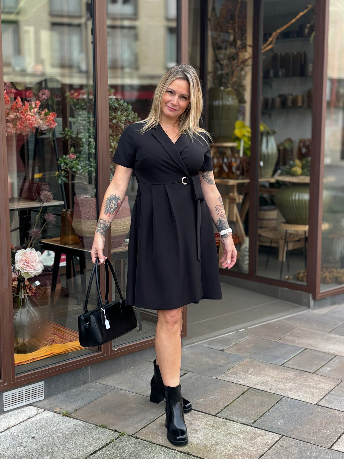 Robe à encolure croisée et détail boucle