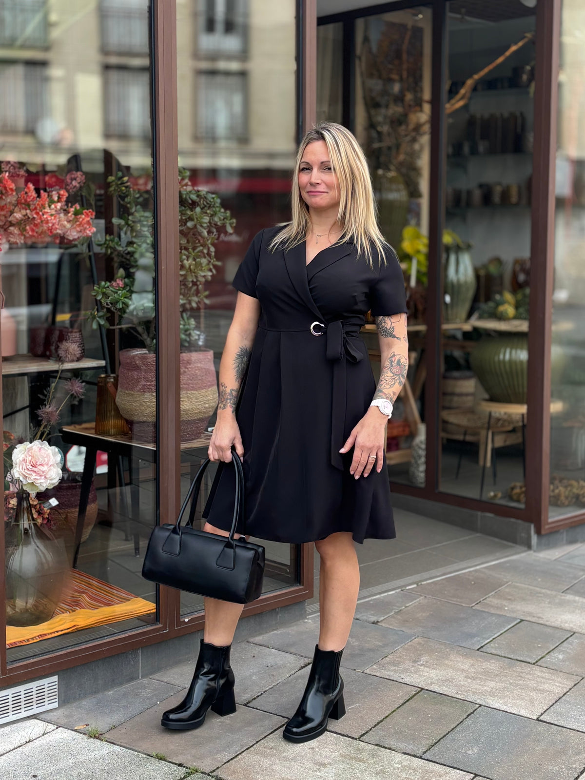 Robe à encolure croisée et détail boucle