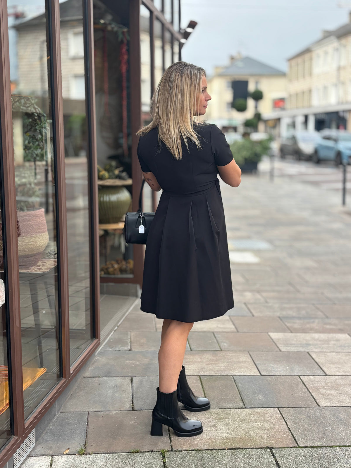 Robe à encolure croisée et détail boucle