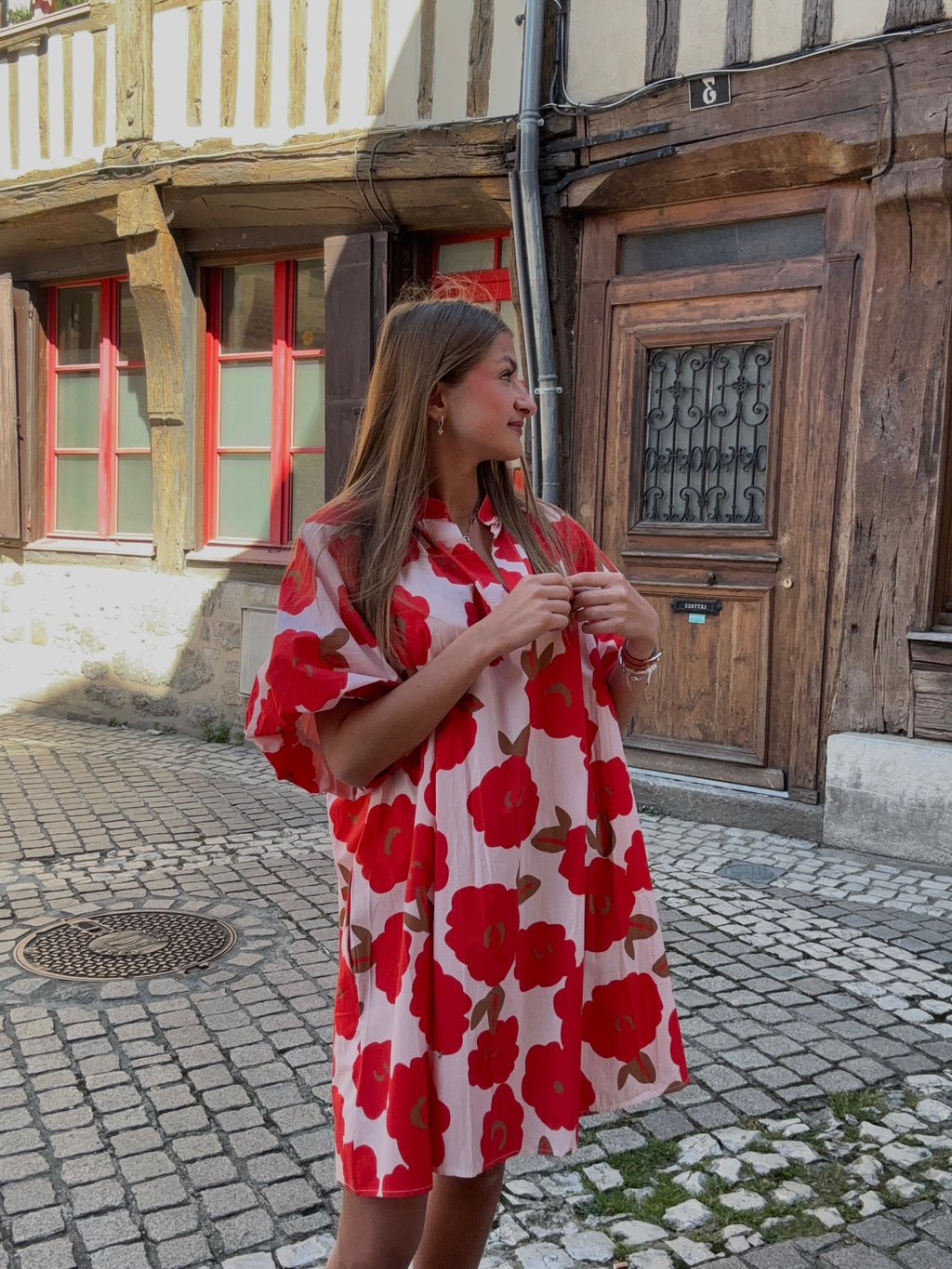 Robe Courte – Grandes Fleurs Rouges