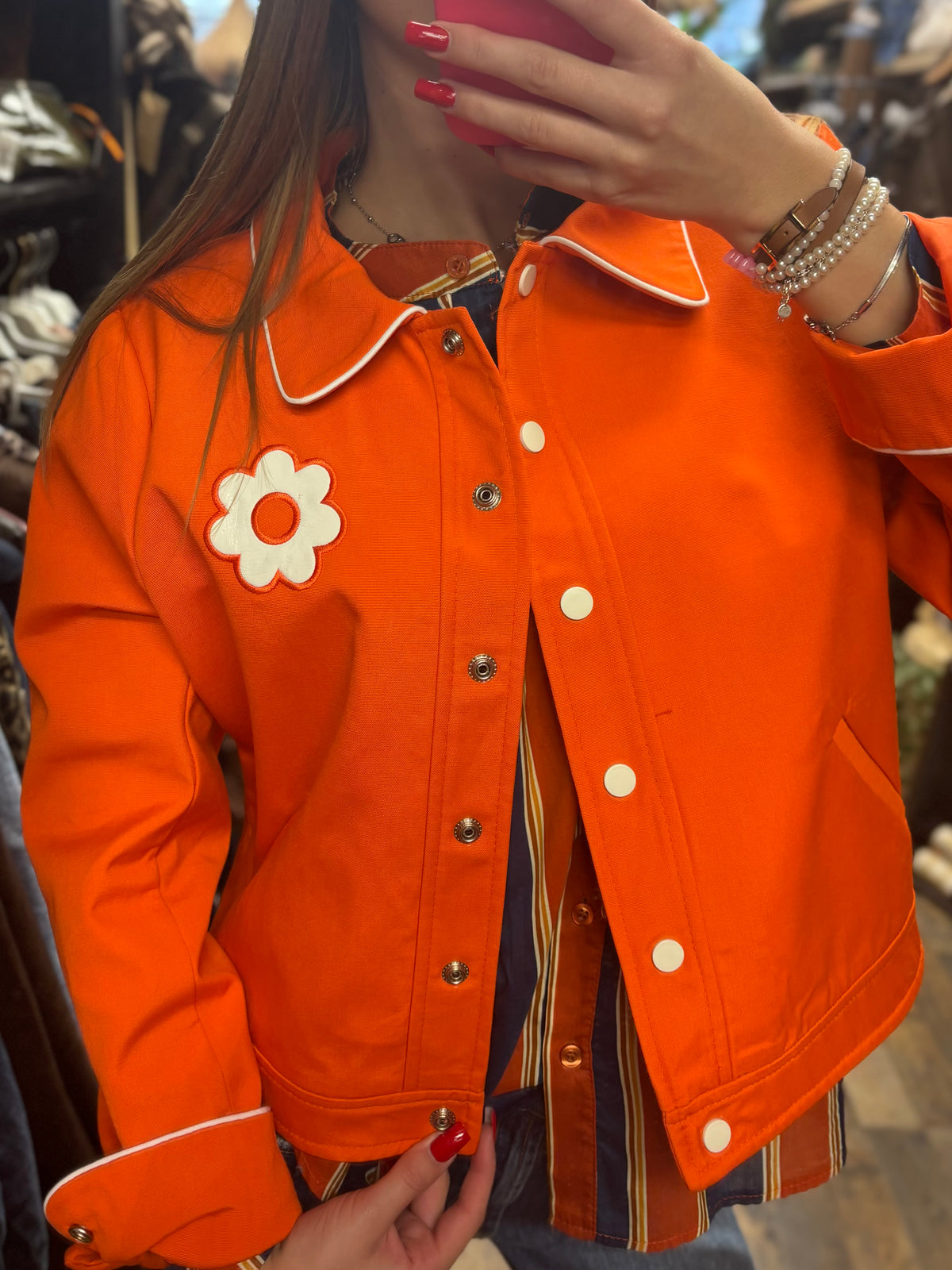 Veste à détail fleur et finitions contrastées