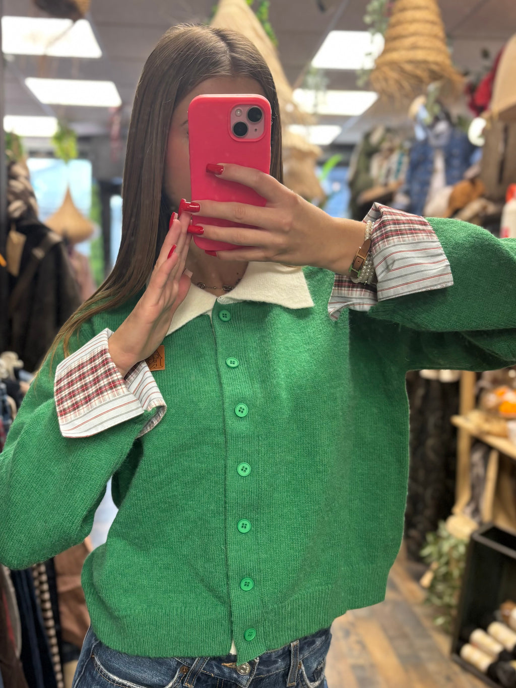 Gilet vert boutonné à col écru contrastant