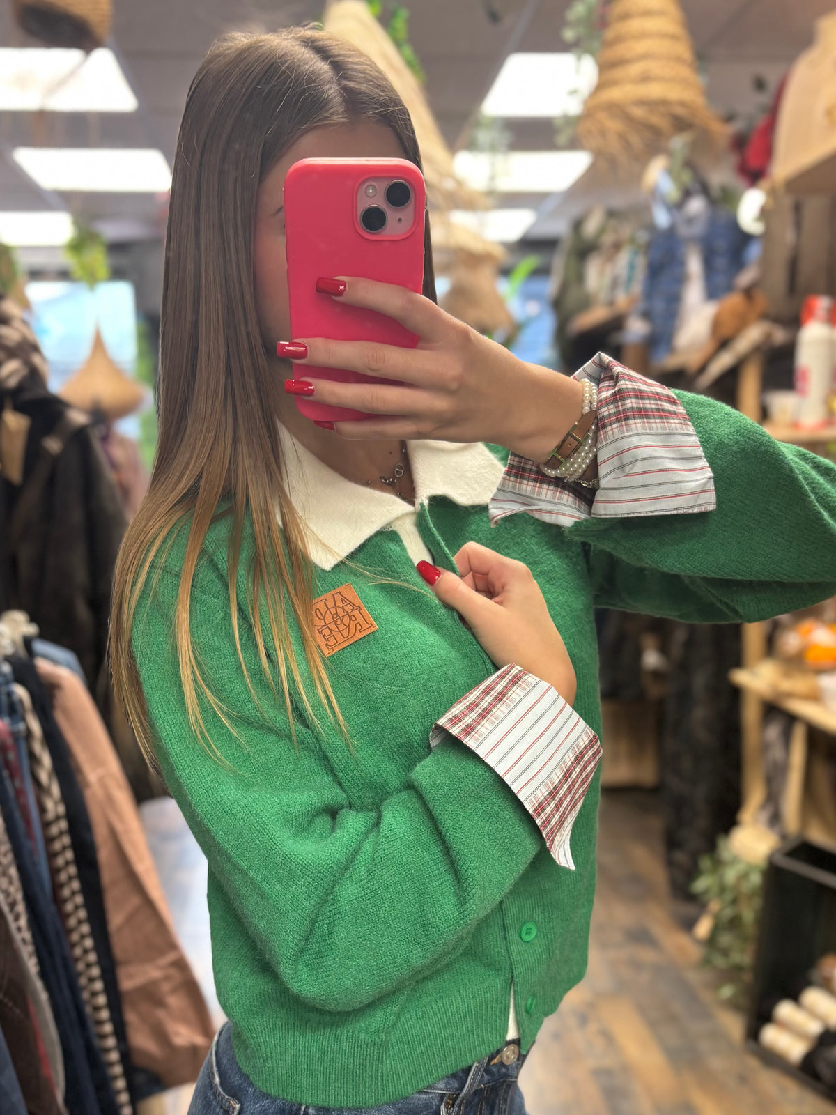 Gilet vert boutonné à col écru contrastant