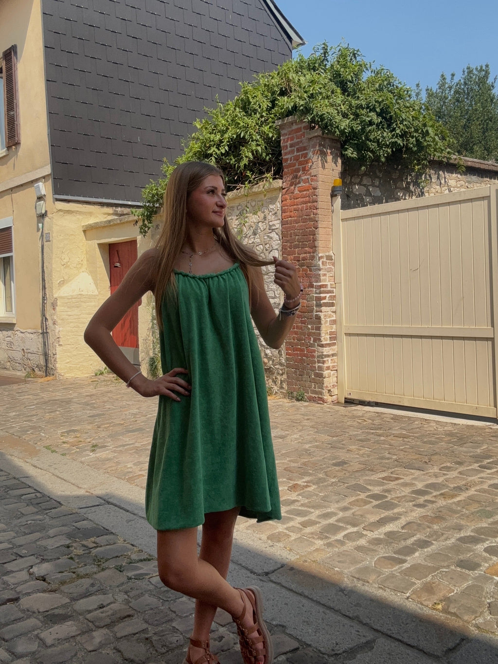 Robe éponge verte coupe trapèze bretelles fines