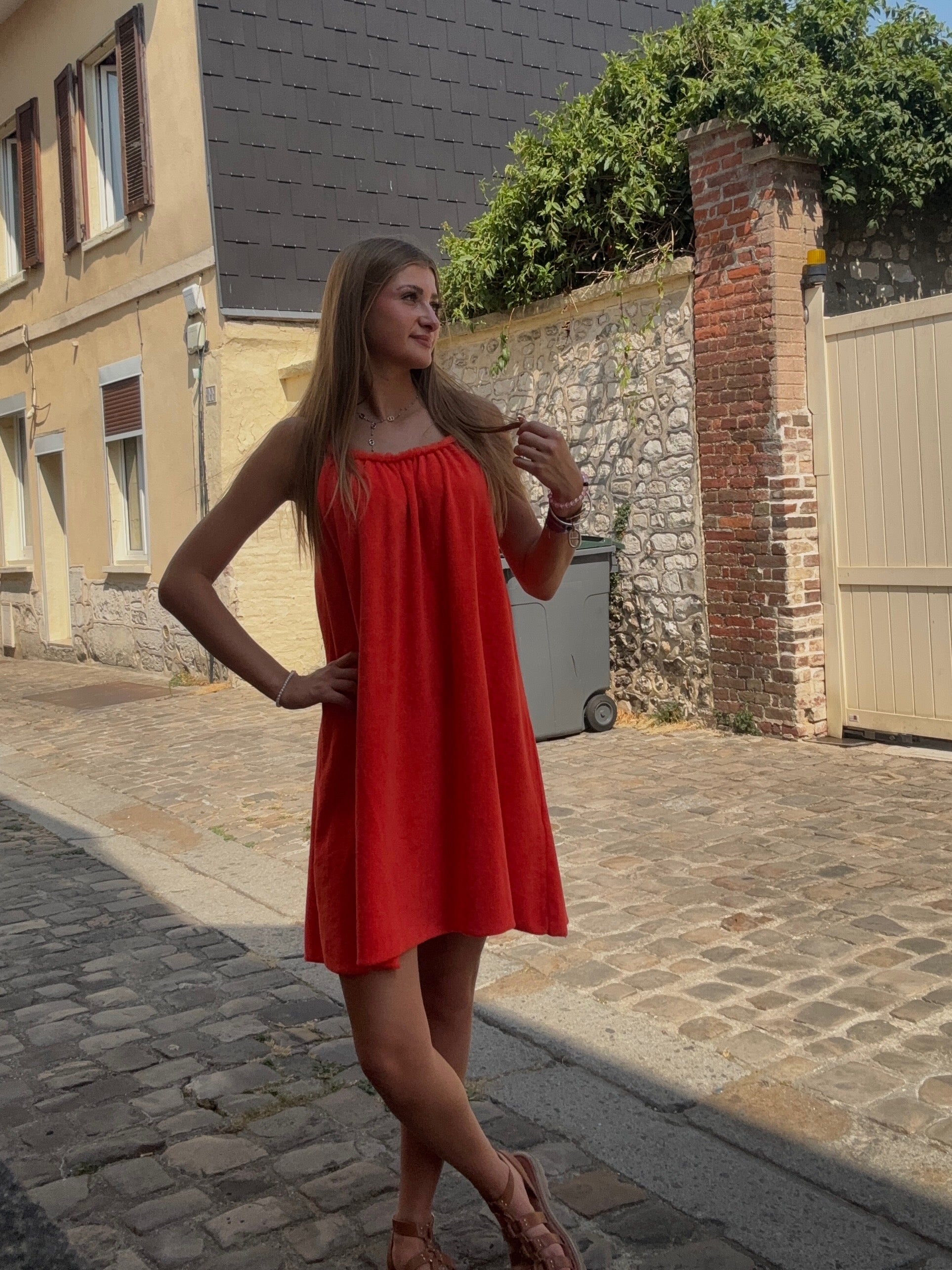 Robe éponge rouge corail coupe trapèze bretelles fines