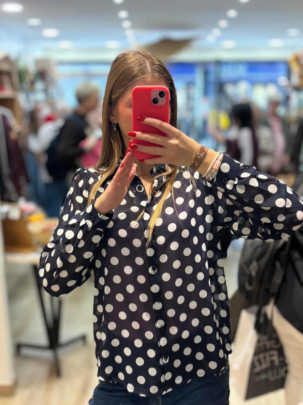 Chemise à pois blancs portée de face, premier coloris indiqué bleu