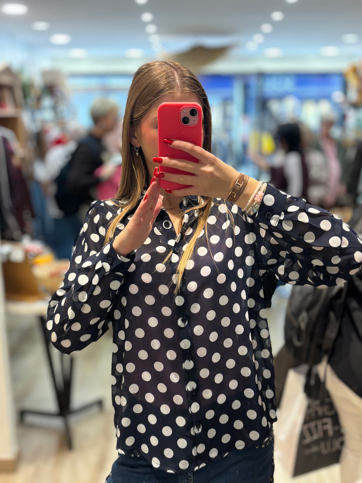 Chemise à pois blancs portée de face, premier coloris indiqué bleu