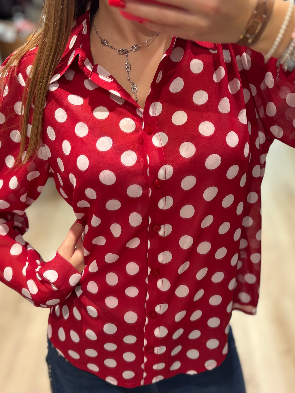 Chemise rouge à pois blancs à manches longues