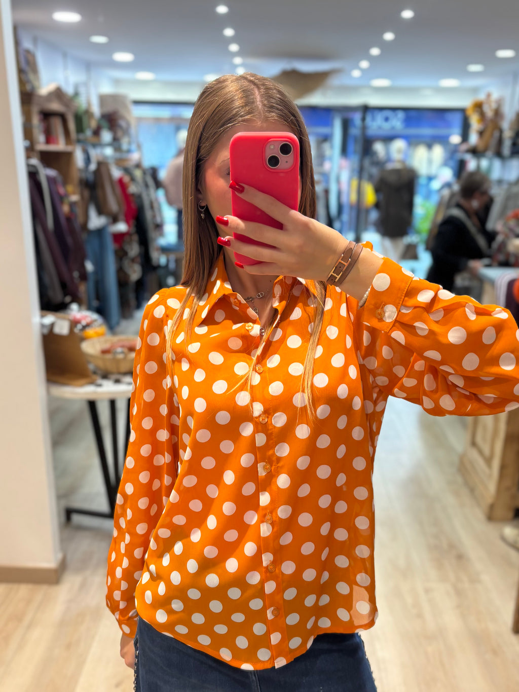 Chemise jaune moutarde à pois blancs à manches longues portée de face