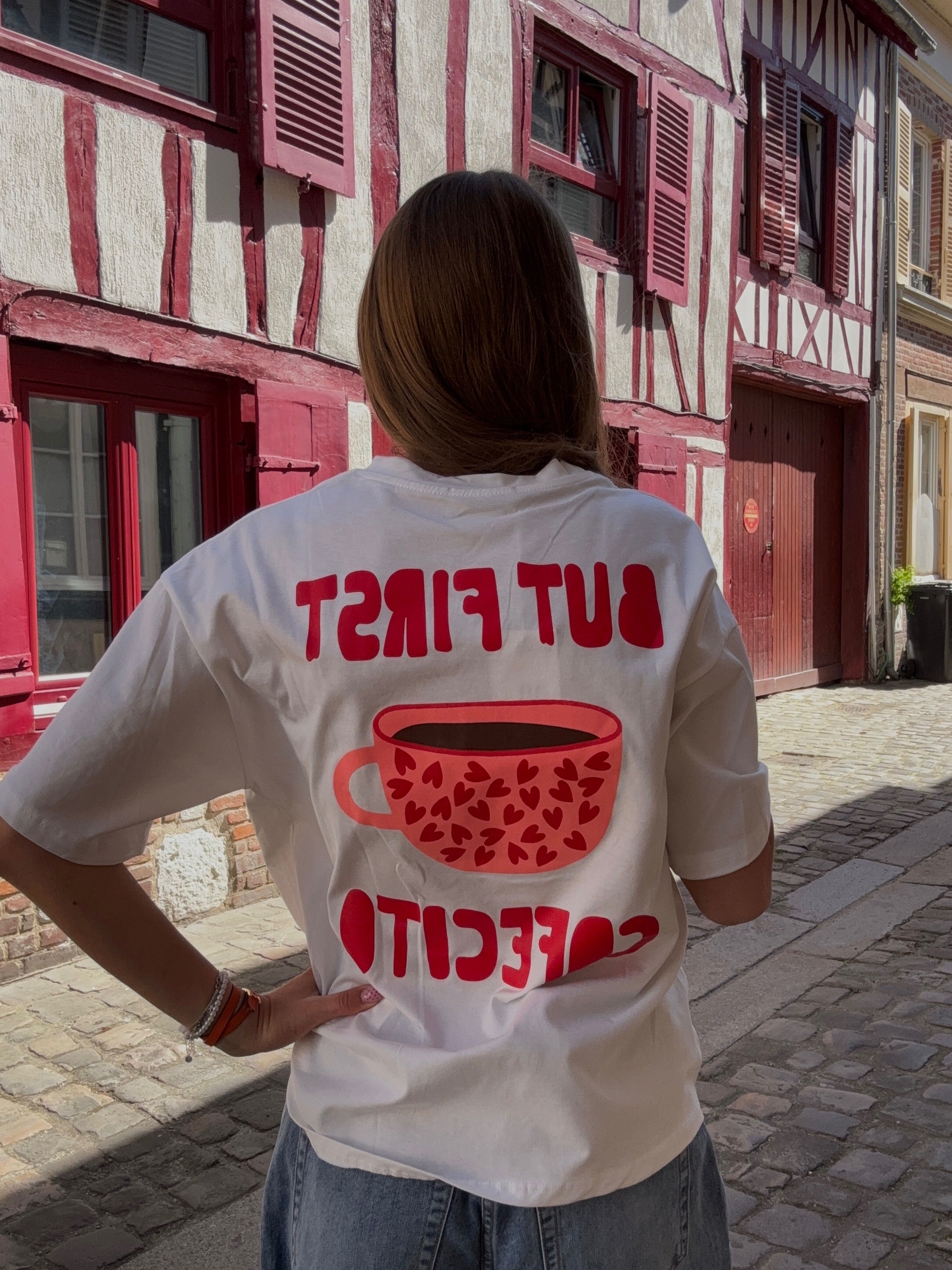 T-shirt Blanc – But First Cafecito