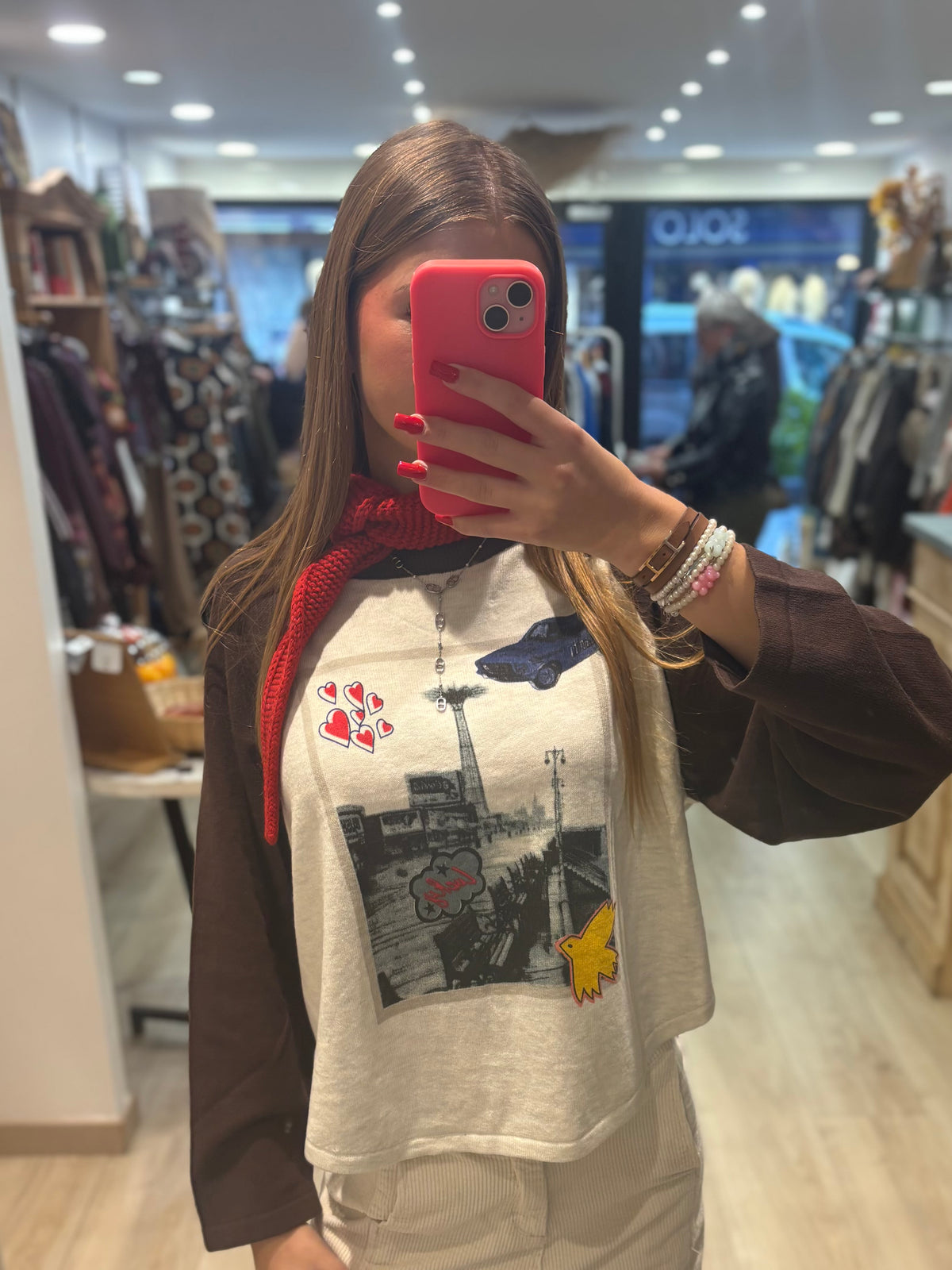 Haut écru à manches marron et imprimé graphique
