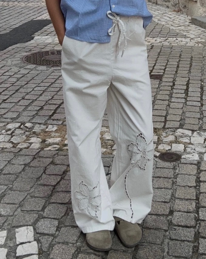 Pantalon lin blanc broderies florales ajournées vue de face