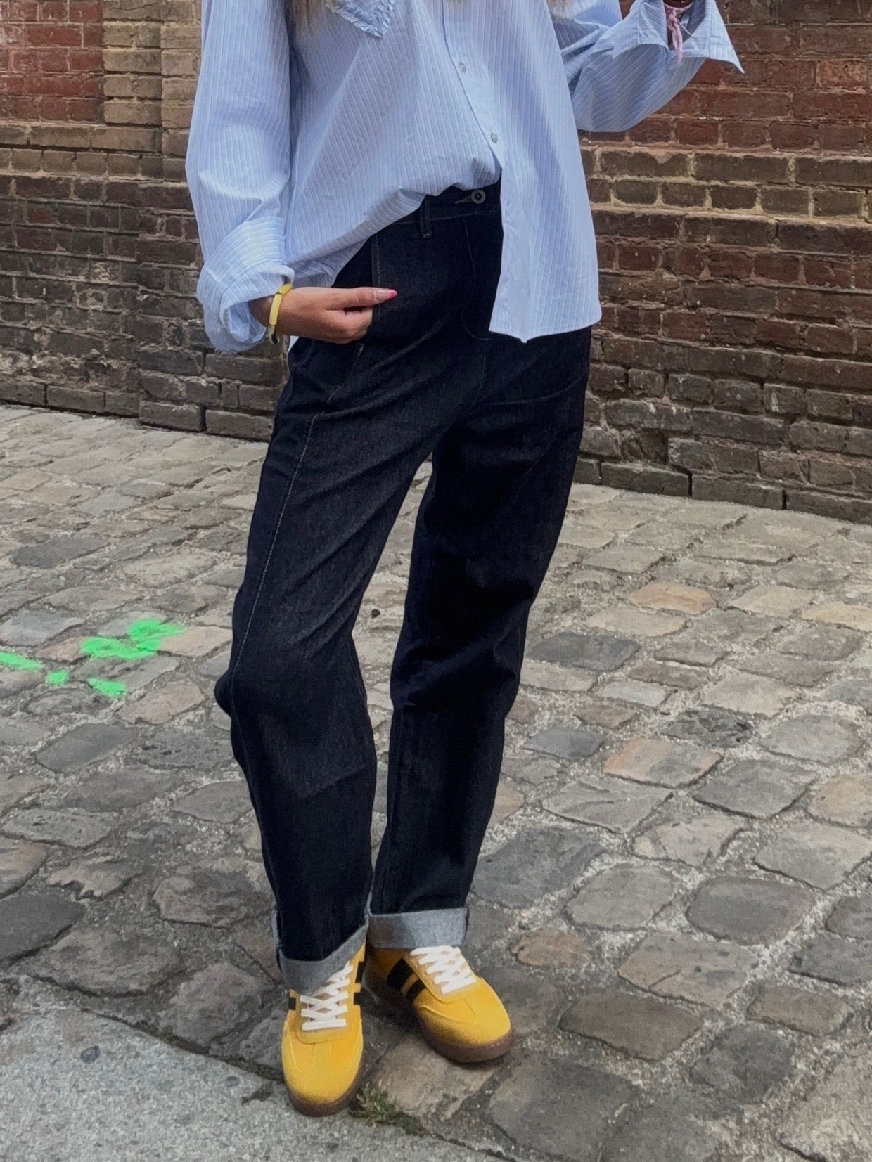 Détail de la chemise rayée bleue oversize et jean brut