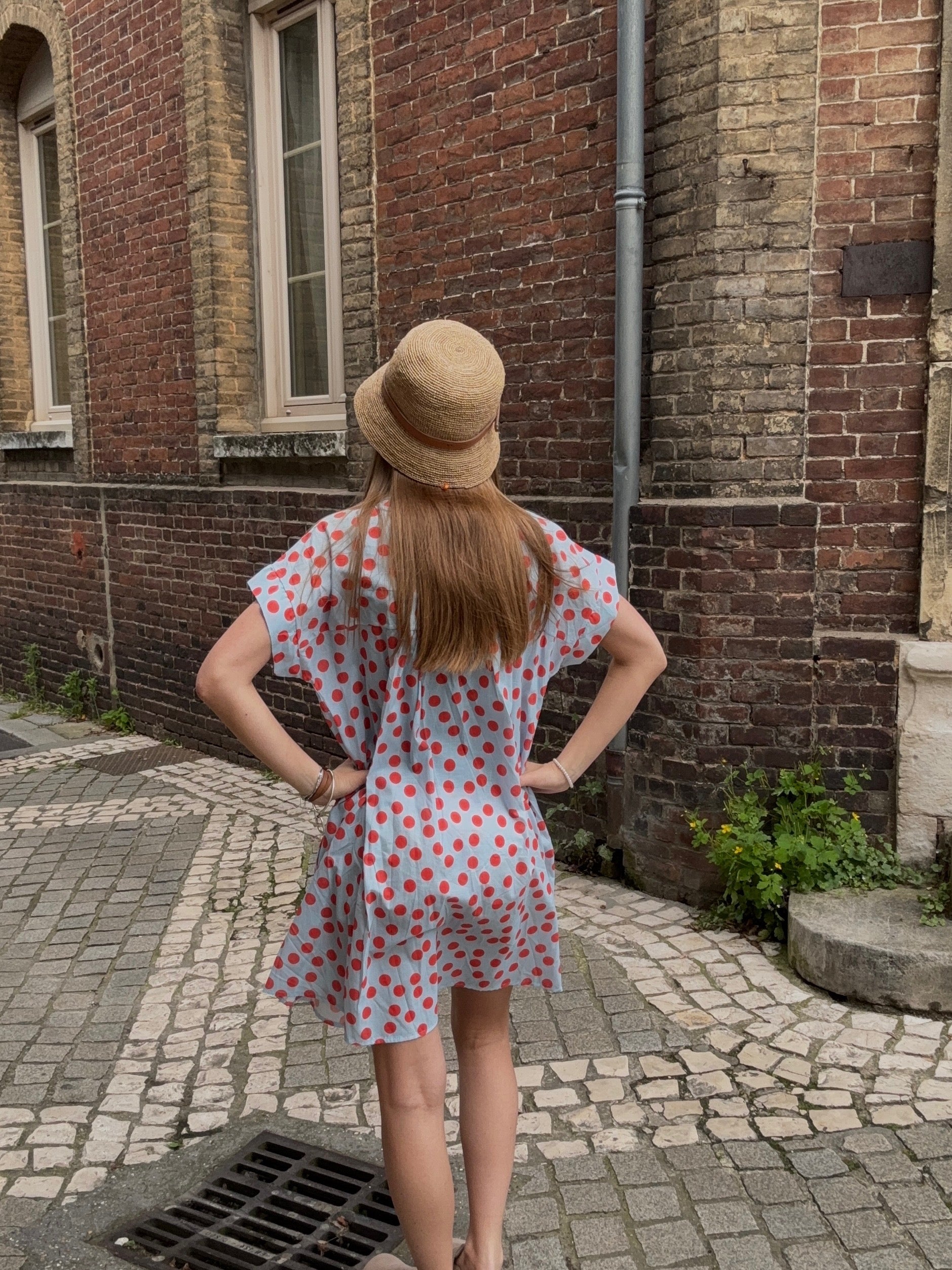 Robe Courte Bleue à pois oranges