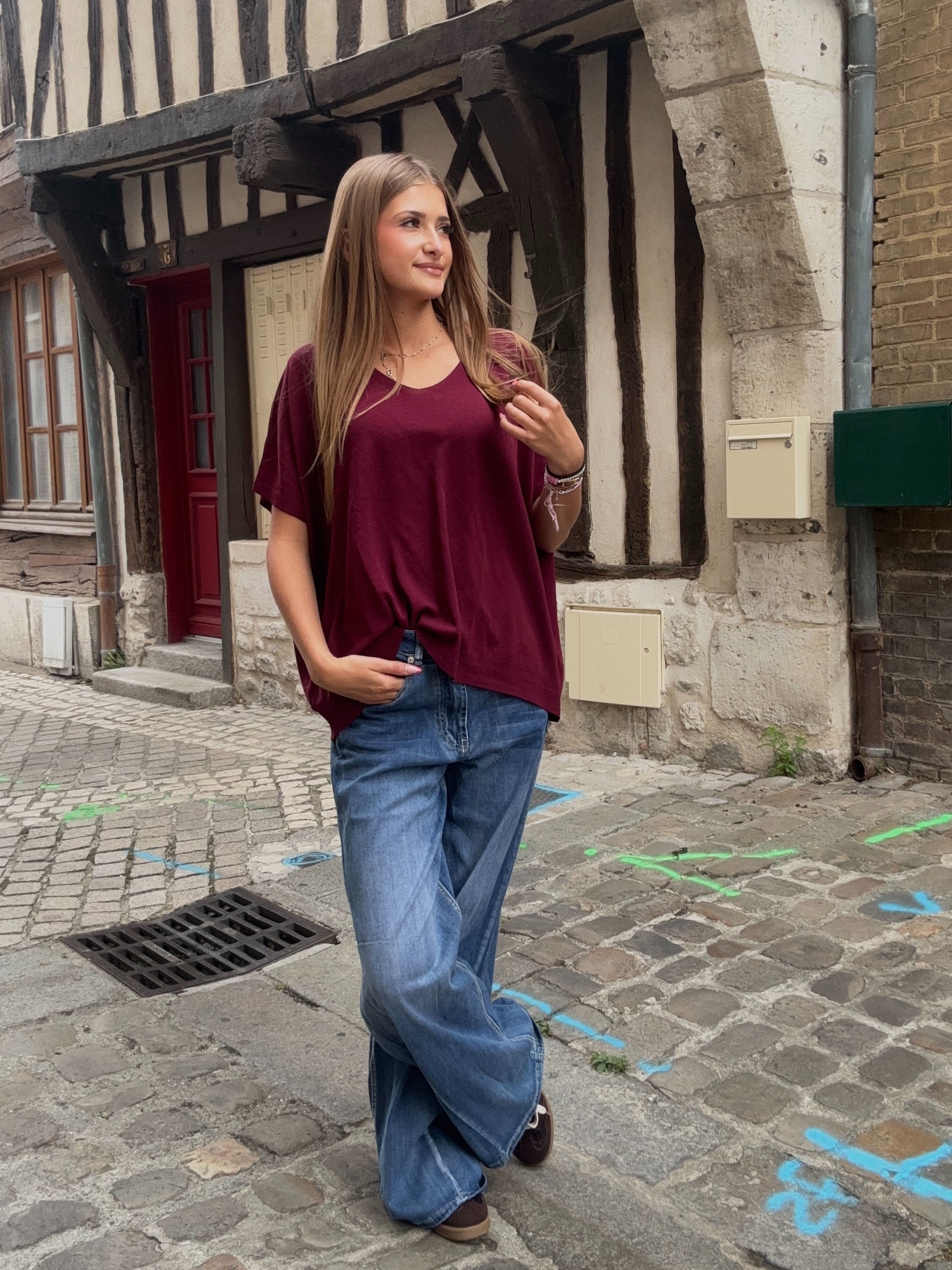 T-shirt col V bordeaux oversize porté avec jean wide leg bleu délavé