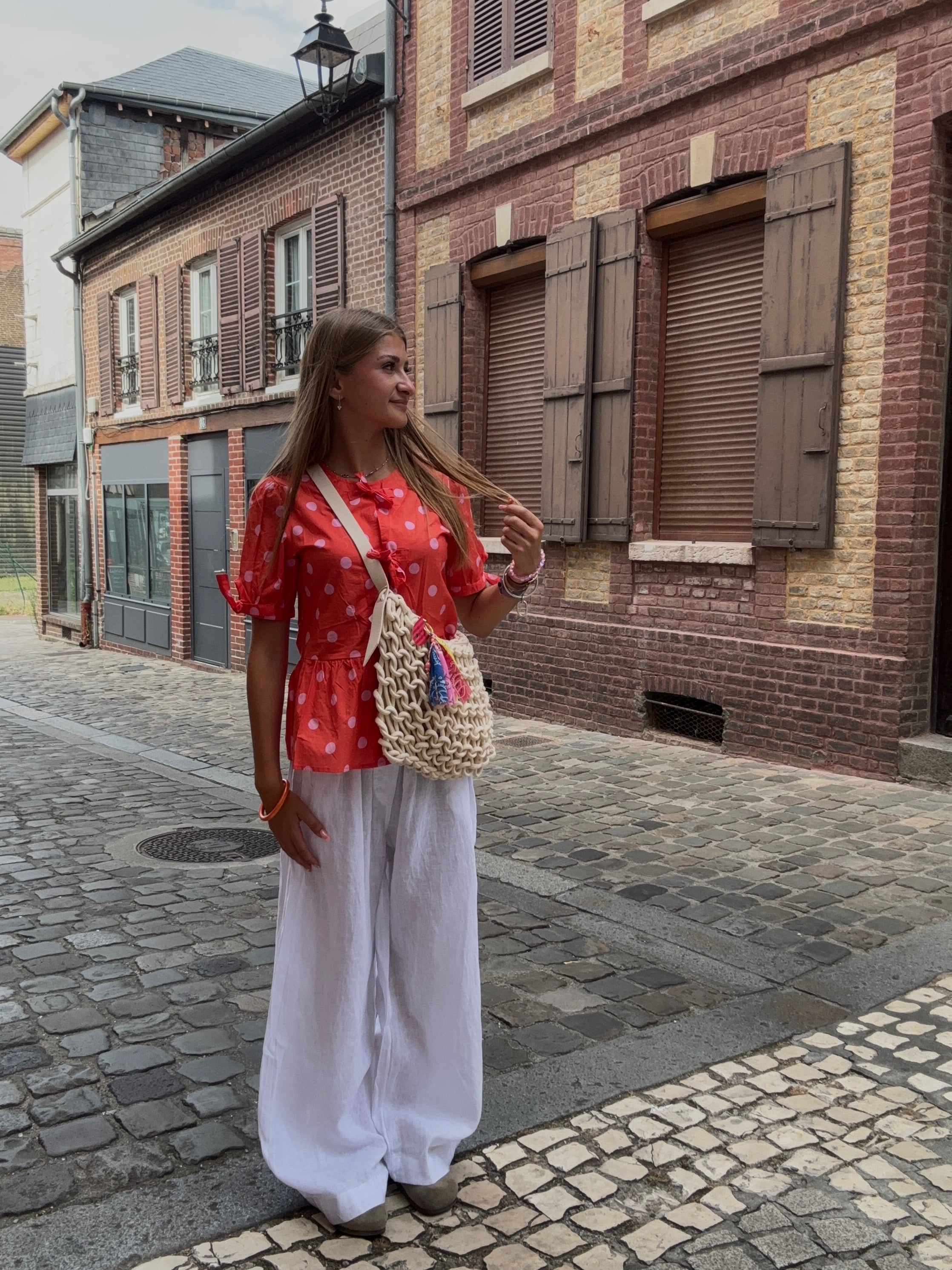 Blouse Rouge à Pois – Manches Bouffantes et Taille Smockée