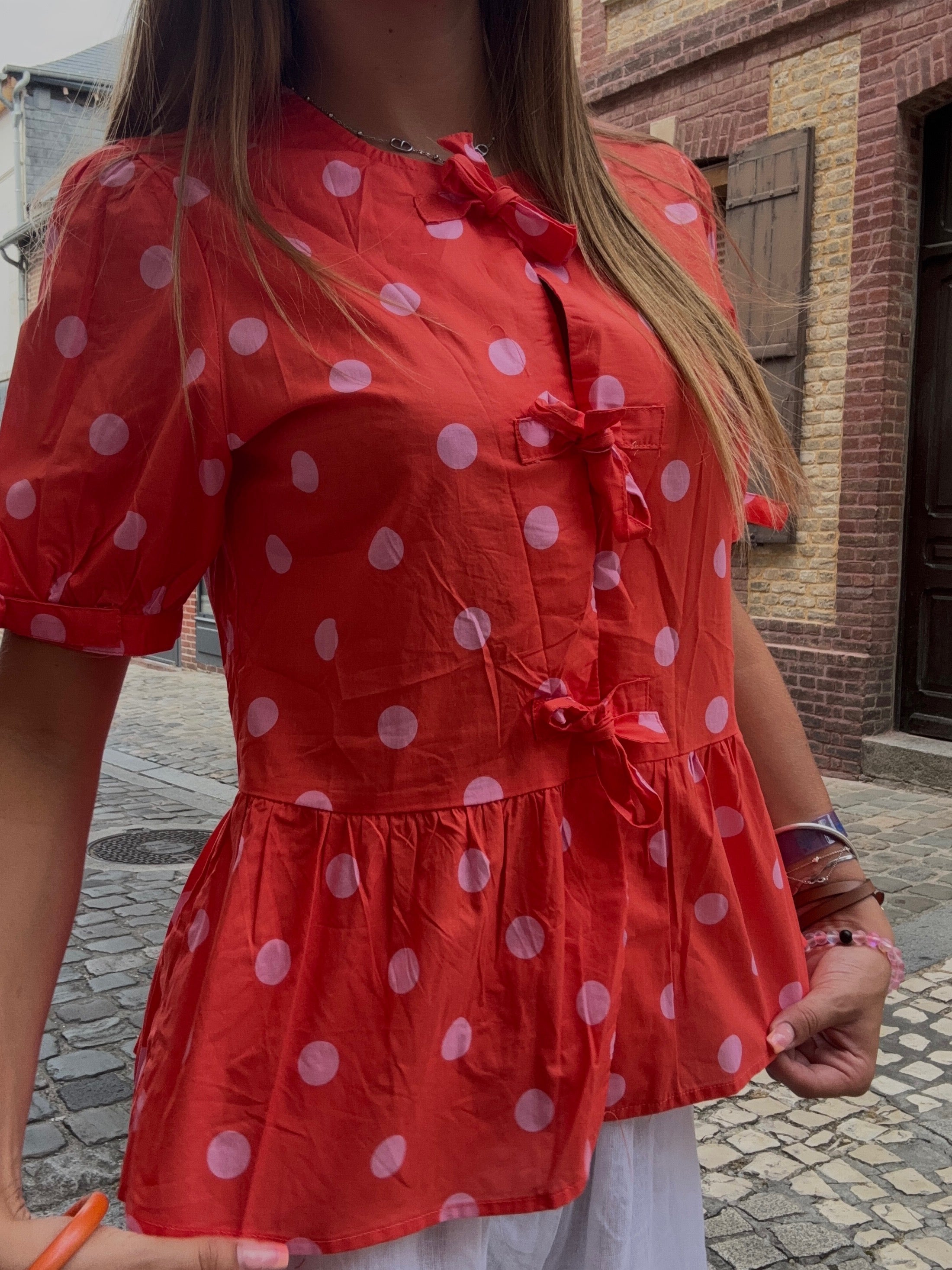 Blouse Rouge à Pois – Manches Bouffantes et Taille Smockée