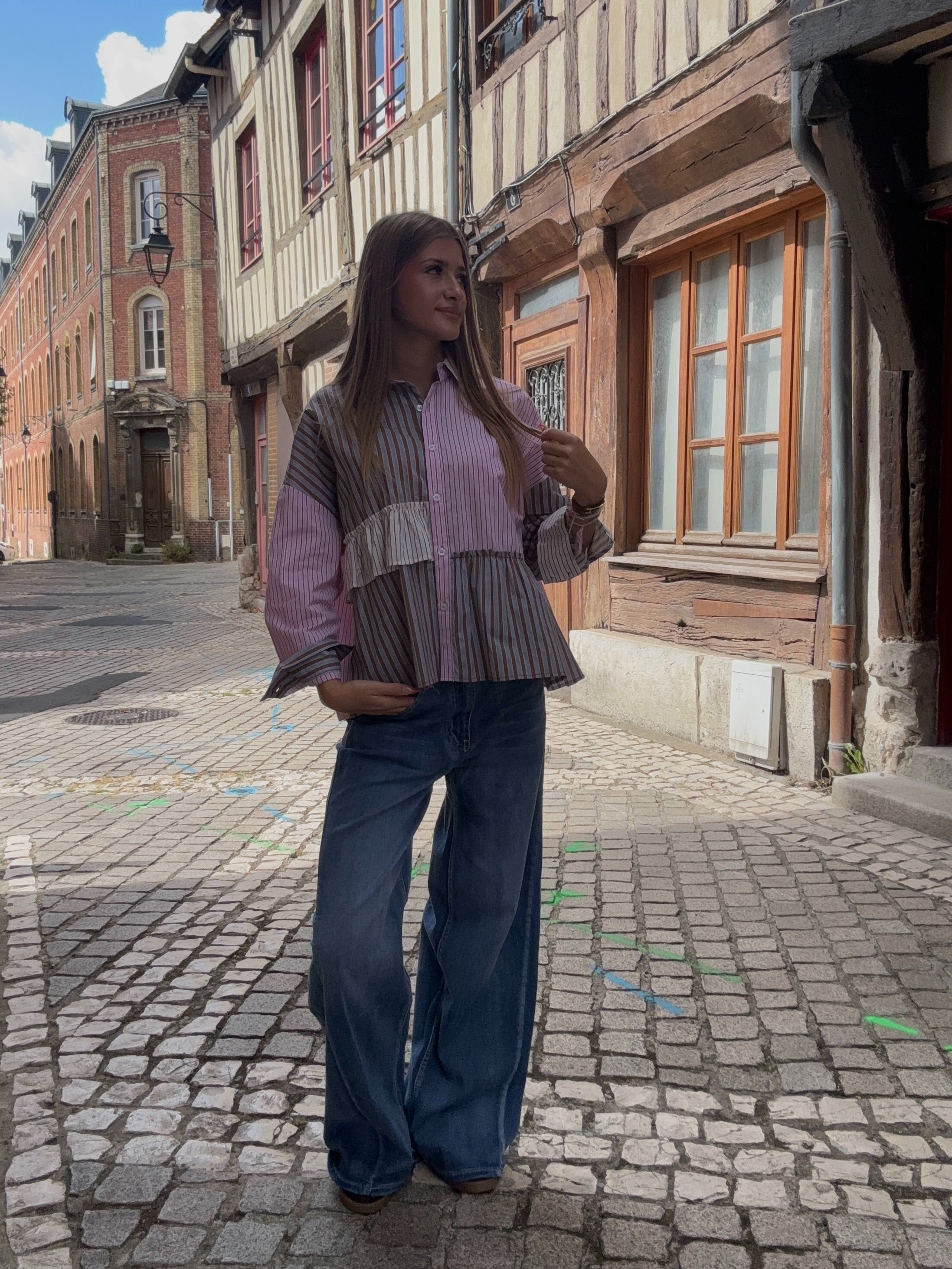 Blouse rayée patchwork rose et beige portée avec un jean wide-leg