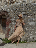 T-shirt beige oversize porté avec une jupe longue fluide beige