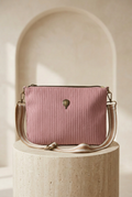 Sac rose à texture côtelée verticale avec bandoulière rayée et emblème montgolfière