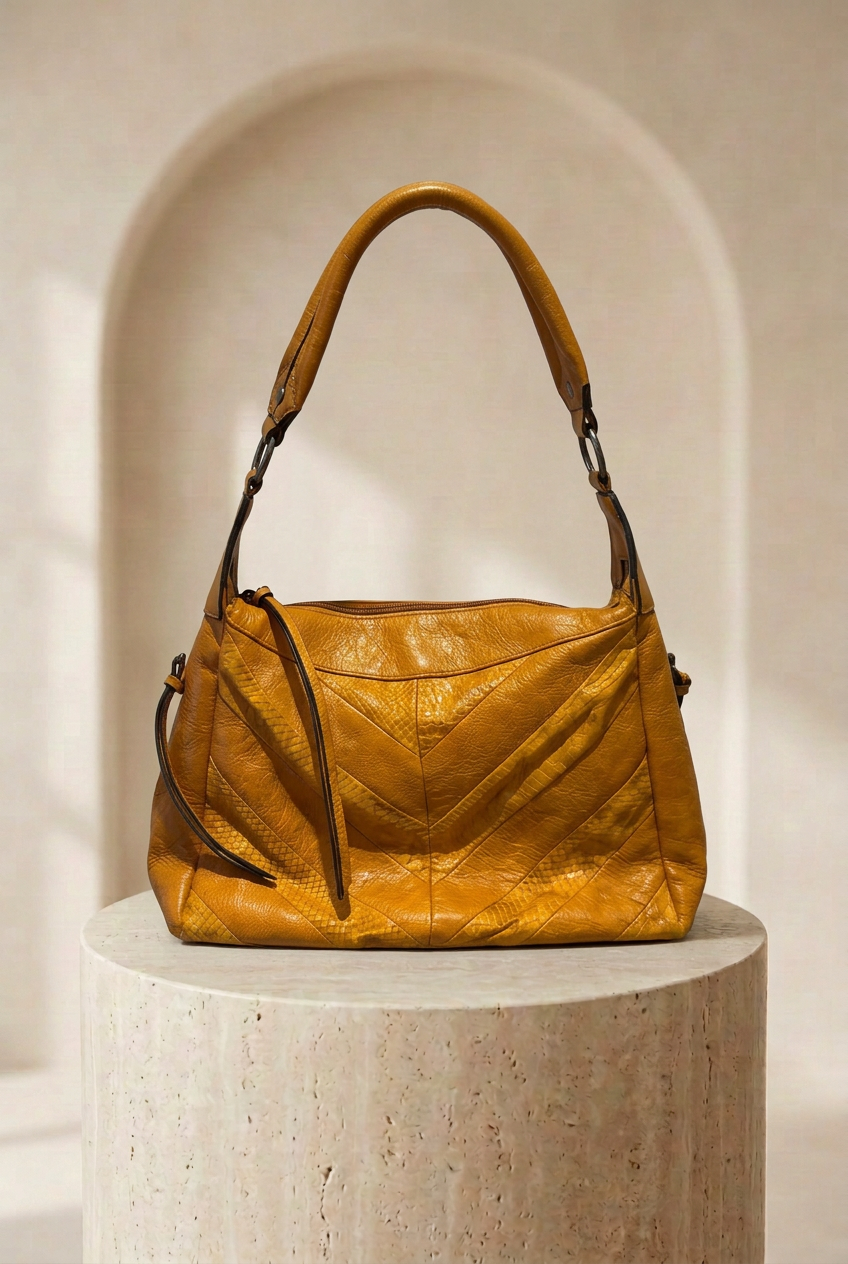 Sac à épaule texturé avec surpiqûres en chevrons et lanières décoratives