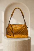 Sac à épaule texturé avec surpiqûres en chevrons et lanières décoratives