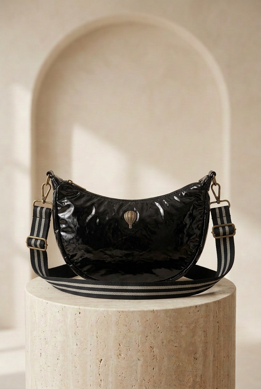 Sac demi-lune noir effet brillant