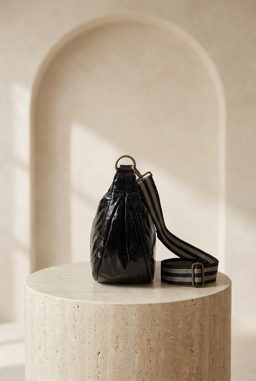Sac demi-lune noir effet brillant