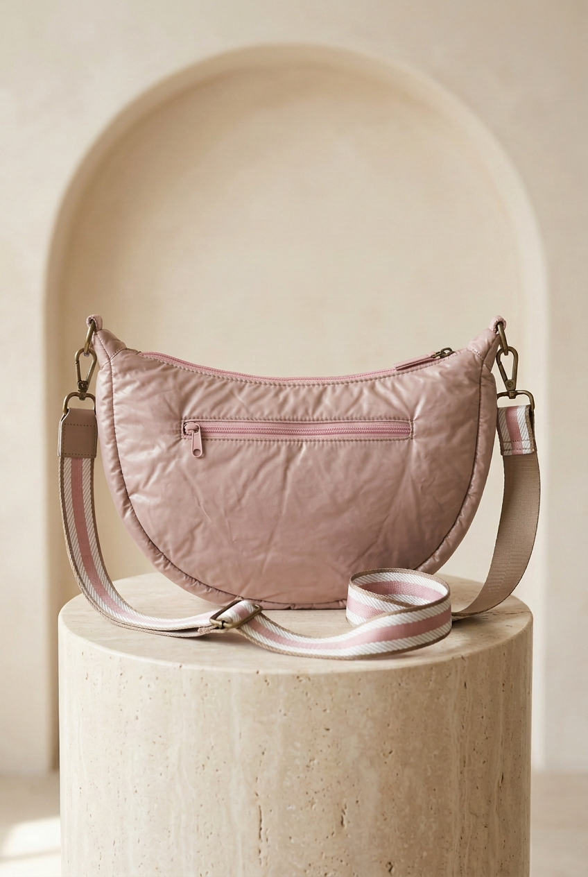 Sac demi-lune rose poudré à bandoulière rayée