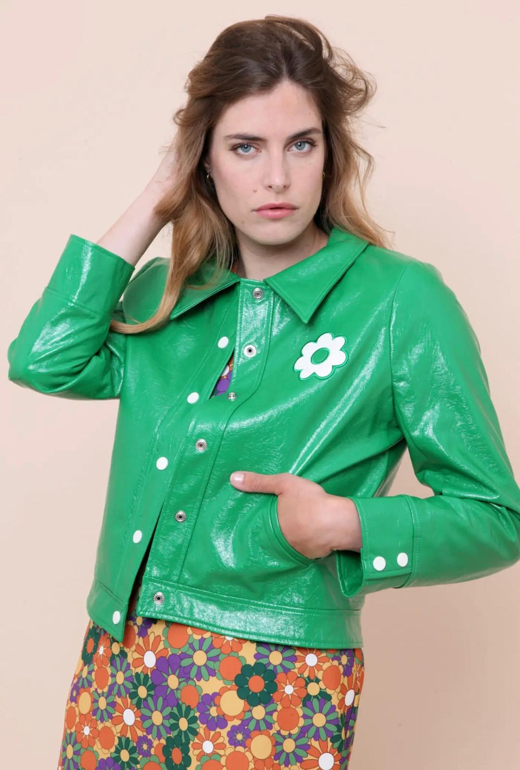 Veste verte effet brillant à détail fleur