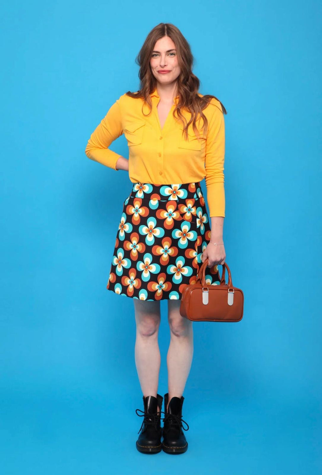 Jupe courte à fleurs orange, turquoise et écru