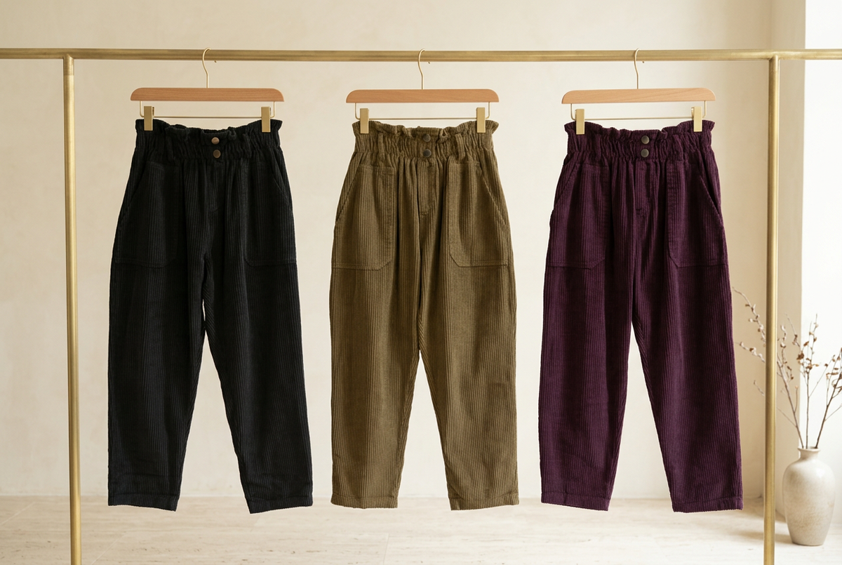 Trois pantalons à taille froncée et poches plaquées sur des cintres